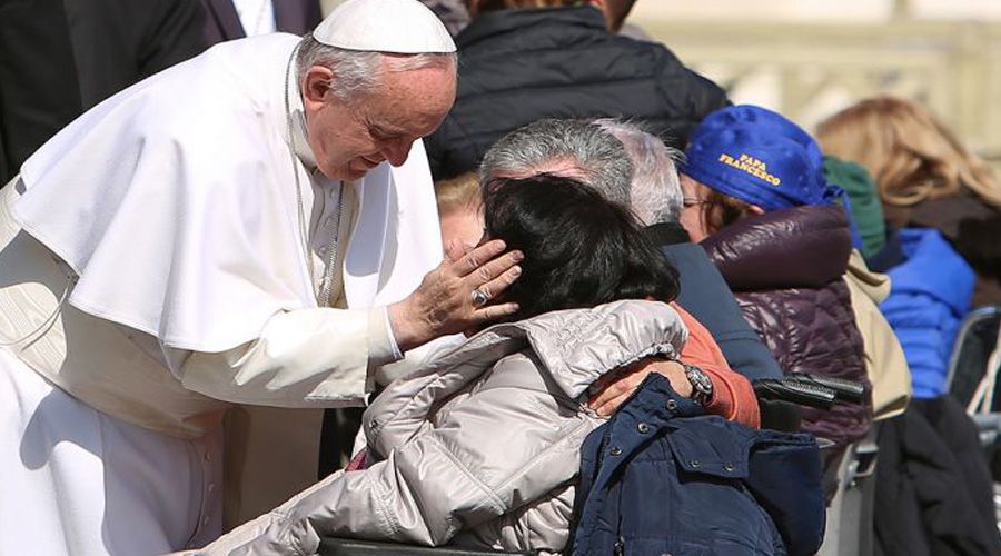 Papa Francisco festeja su santo invitando a los pobres de Roma a tomar helado