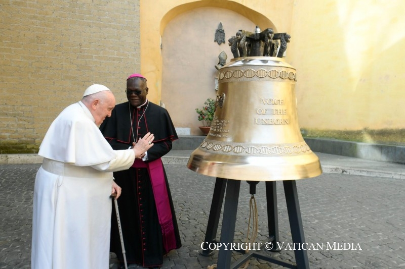 Gesto provida del Papa Francisco: bendice en Vaticano campana por lo no nacidos